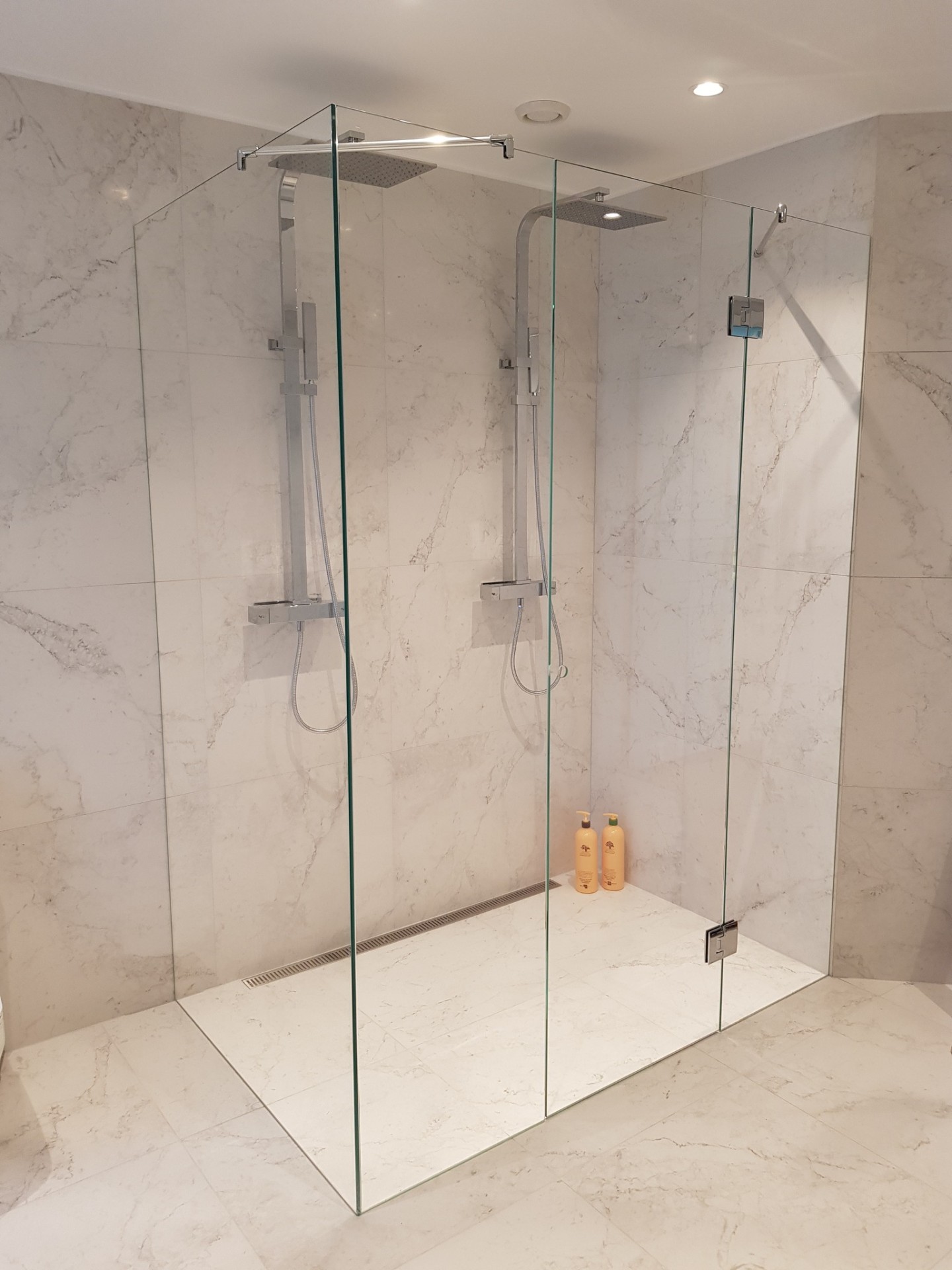 Duschvägg i härdat glas Stockholm