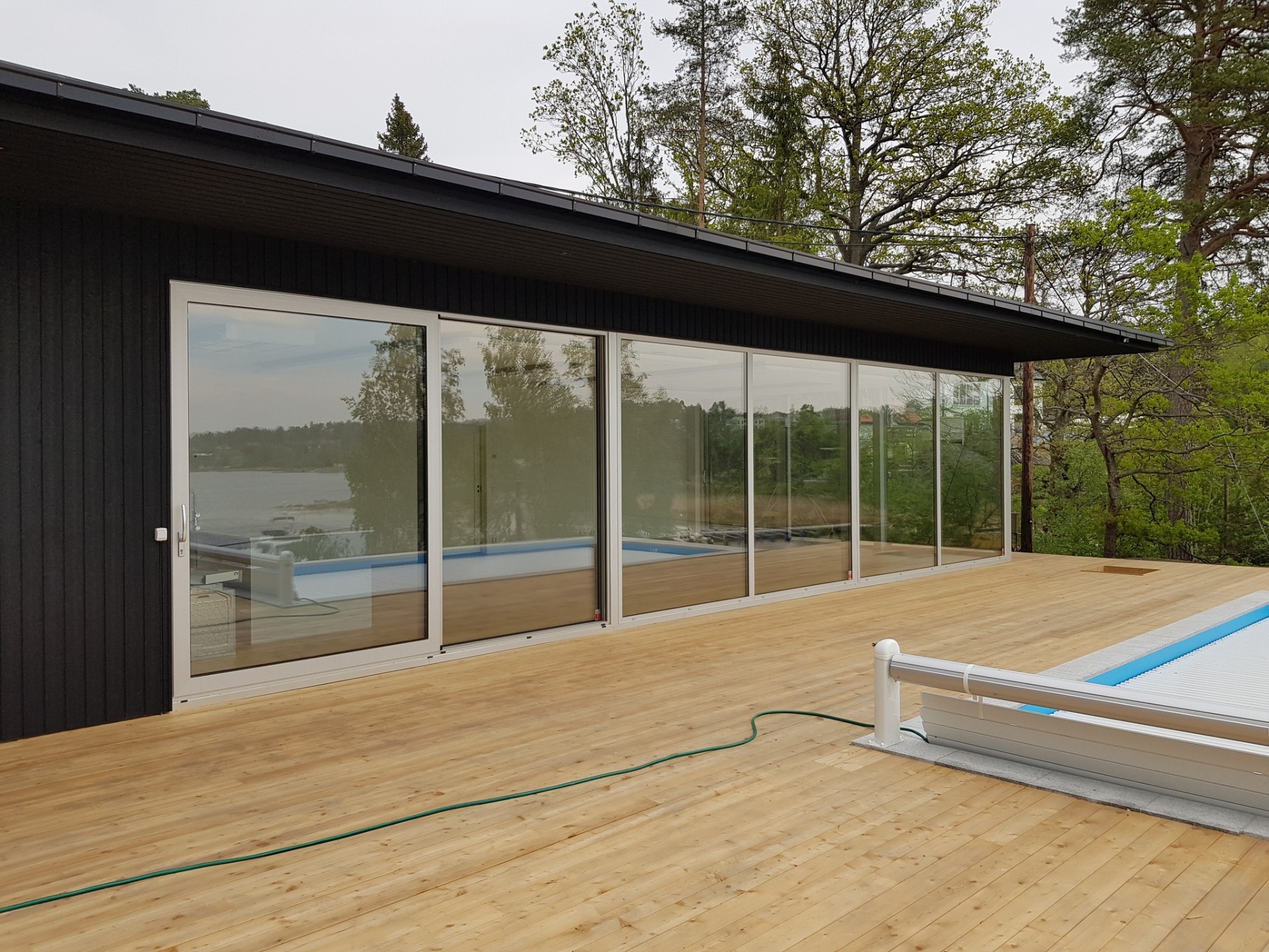 Skjutdörrar i glas poolhus